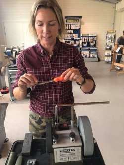 Ulrika Karlsson Arne at the Jagd & Hund 2019 Ulrika Karlsson Arne schärft ein Messer mit einem Tormek Messerschärfer.