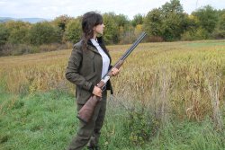 Beretta Vittoria over-unders: shotguns for shooters and hunters Fucile Vittoria nelle mani di una cacciatrice