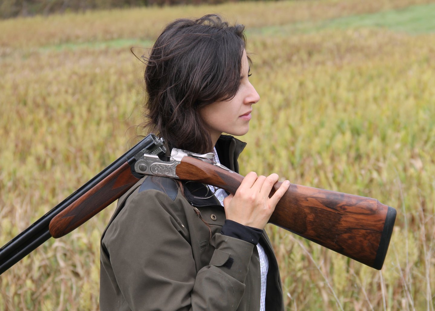 Beretta Vittoria over-unders: shotguns for shooters and hunters Sovrapposto Beretta Vittoria sulla spalla della cacciatrice