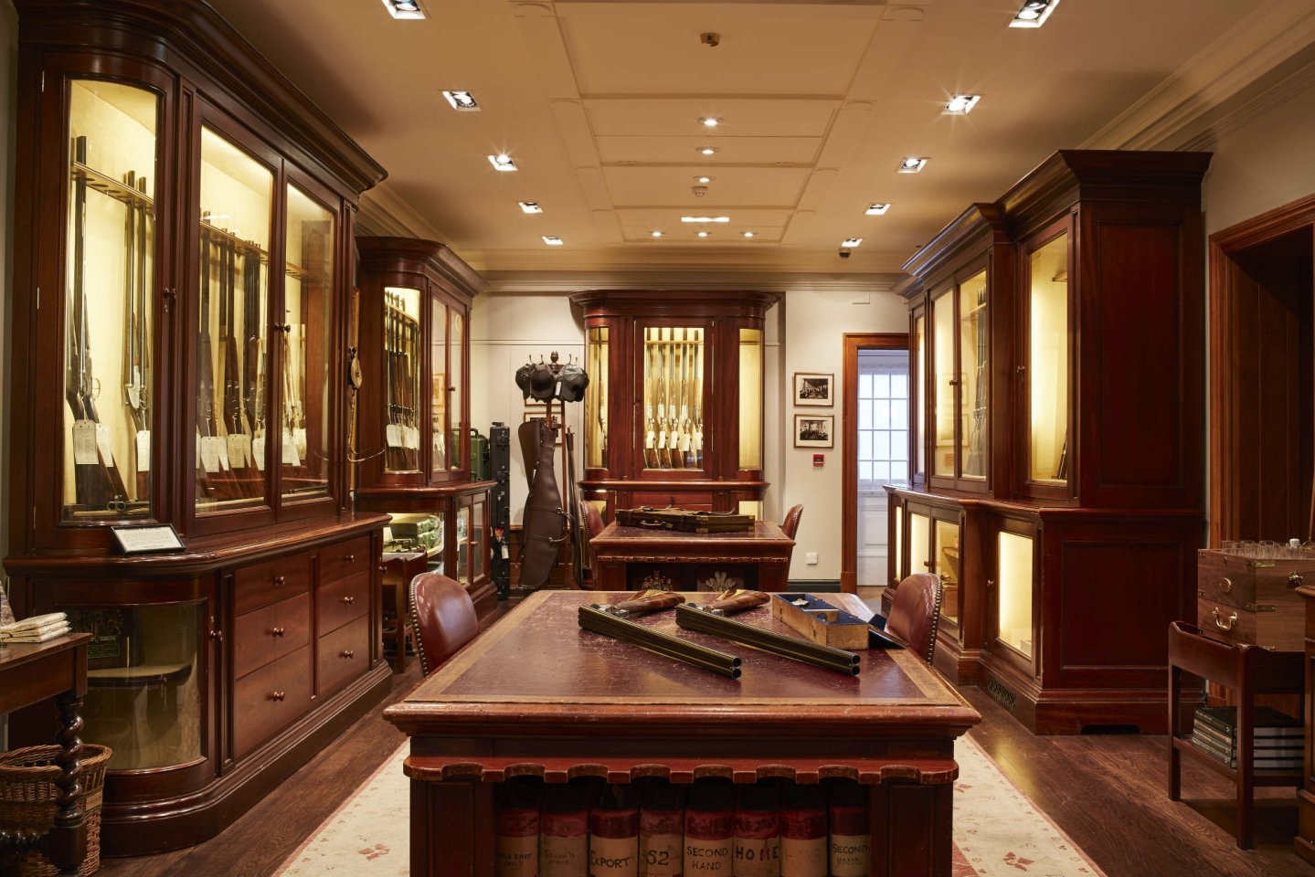 Holland & Holland, a tradition of excellence Holland & Holland Gunroom