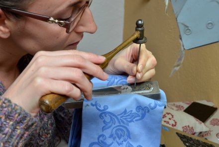 Fratelli Piotti fine guns Giorgia Contessa from Piotti Brothers working on an engraving