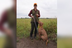 Lisa Buck mit ihrem Hund und der K20 auf der Niederwildjagd