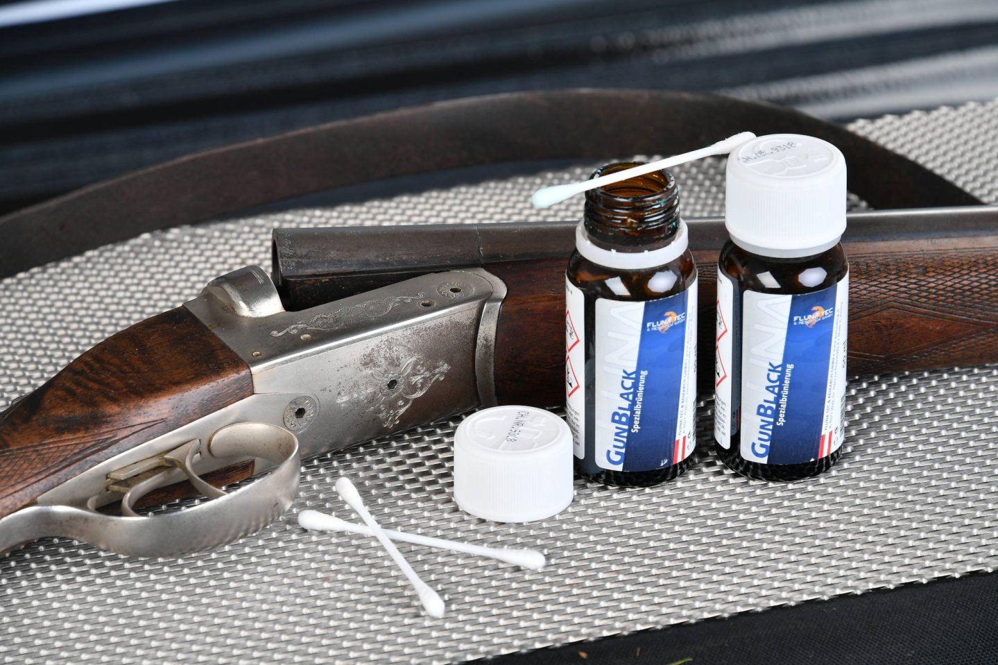 Fluna Tec Gun Black - The easy-to-handle quick bluing/cold bluing Fluna Tec Gun Black next to a very worn shotgun