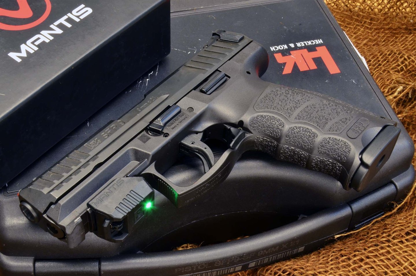 Mantis X10 Elite, the pocket shooting instructor Mantis X10 Elite shooting instructor with pistol
