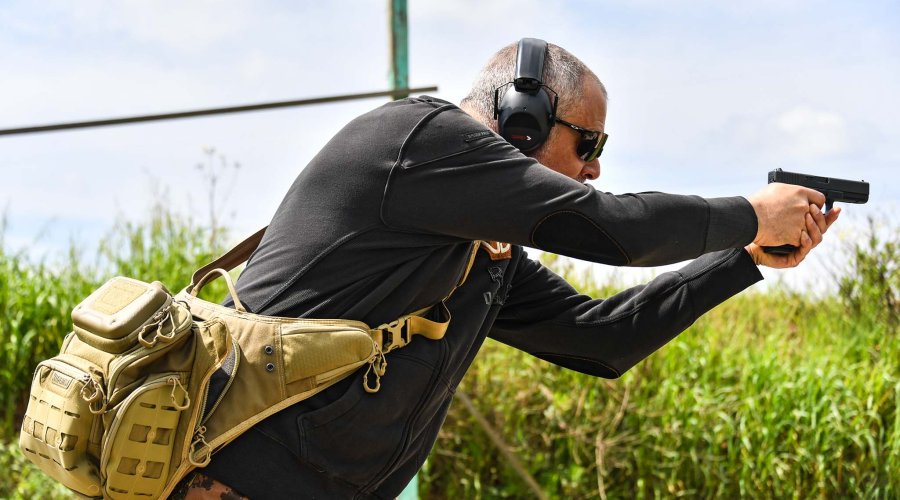 Shooter wearing the Wolfspur shoulder bag