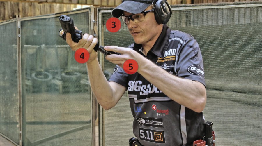 Dynamic handgun shooting and IPSC shooting techniques: the magazine change Dynamic handgun shooting and IPSC shooting techniques: the magazine change