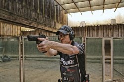 Dynamic handgun shooting and IPSC shooting techniques: target transition Shooter ready to shoot