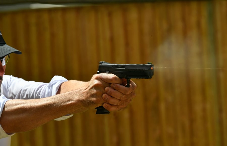 Стиль стрельбы павлова. Стреляет из рогатки. Тактическая стрельба ipsc. Shooting style. Sig sauer pistol grip.