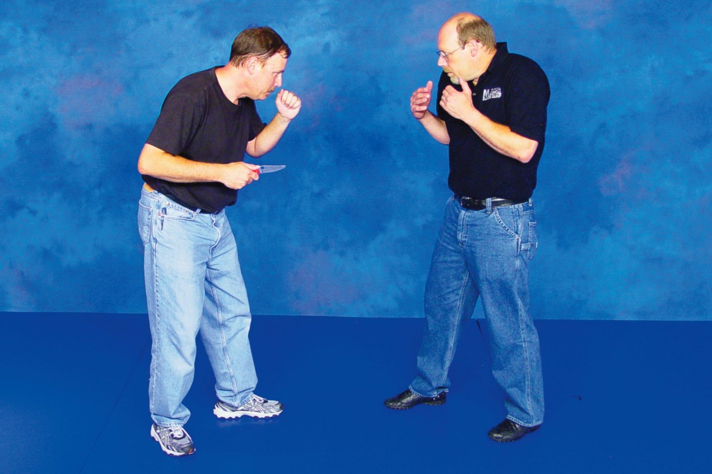 Self-defense and unarmed defense Part 10 - Knife defense with bare hands Two men demonstrate the defense to ward off a knife attack with their bare hands.