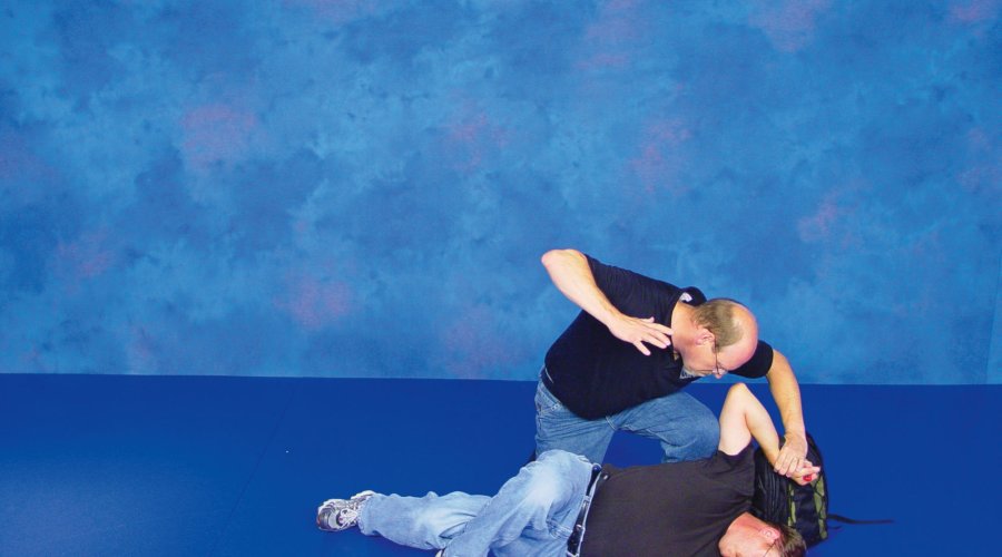 Self-defense and unarmed defense Part 12 - Knife defense: shield defense tactics Self-defense and unarmed defense Part 12 - Knife defense: shield defense tactics