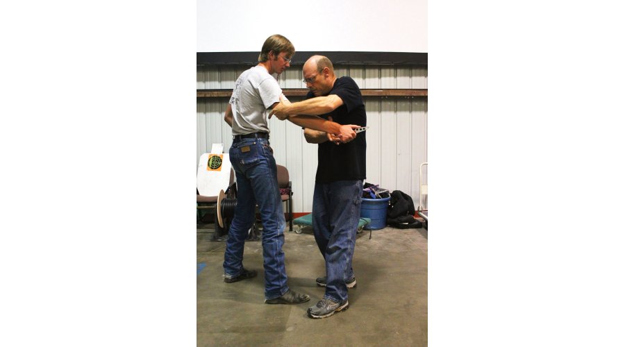 Self-defense and unarmed defense Part 14 - Knife defense: the robbery Sequence of defense against a robbery