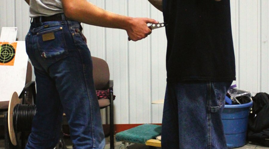 Self-defense and unarmed defense Part 14 - Knife defense: the robbery Sequence of defense against a robbery