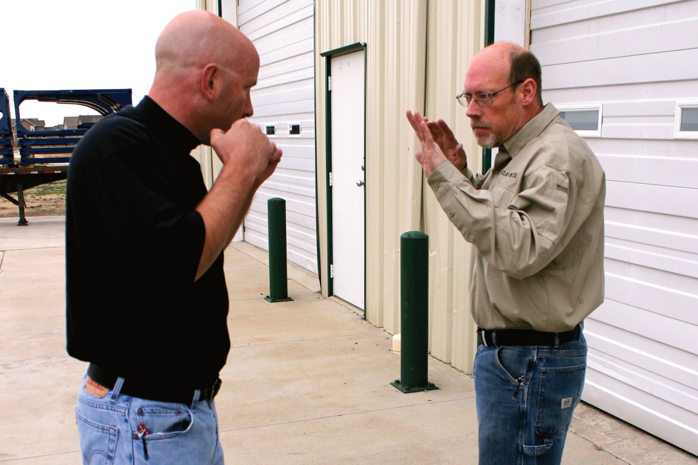 Self-defense and unarmed defense - Part 4: the collar grip Self-defense situation, an attacker approaches his victim.