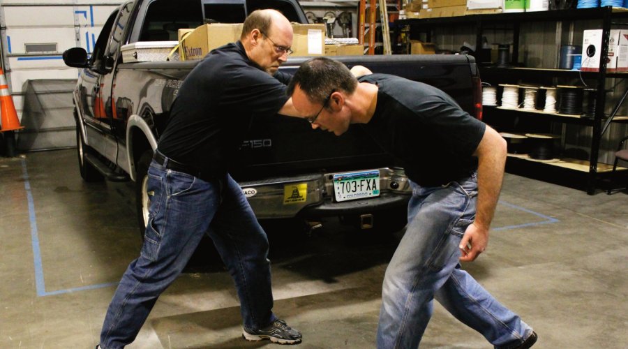 Self-defense and unarmed defense Part 11 - Knife defense: the "Split X" Knife defense: grabs the attacker's arm above the elbow