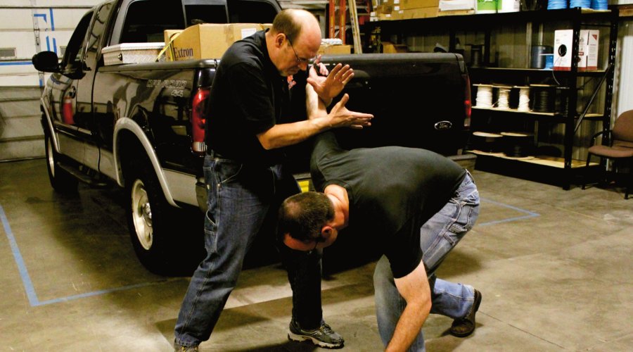 Self-defense and unarmed defense Part 11 - Knife defense: the "Split X" Knife defense: control the knife arm with a stable two-handed grip