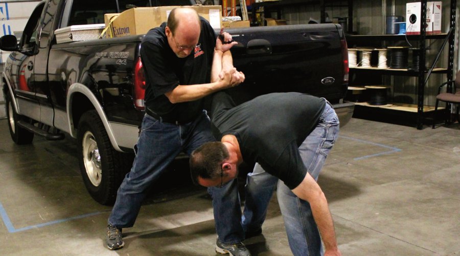 Self-defense and unarmed defense Part 11 - Knife defense: the "Split X" Knife defense: final part demonstration