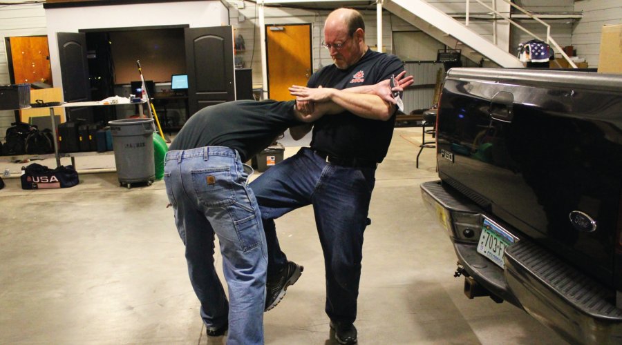 Self-defense and unarmed defense Part 11 - Knife defense: the "Split X" Knife defense: knee blow into the aggressor's groin