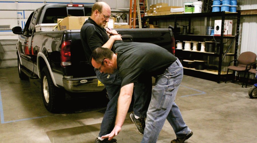 Self-defense and unarmed defense Part 11 - Knife defense: the "Split X" Knife defense: pulls the arm towards attacker's chest turning it.