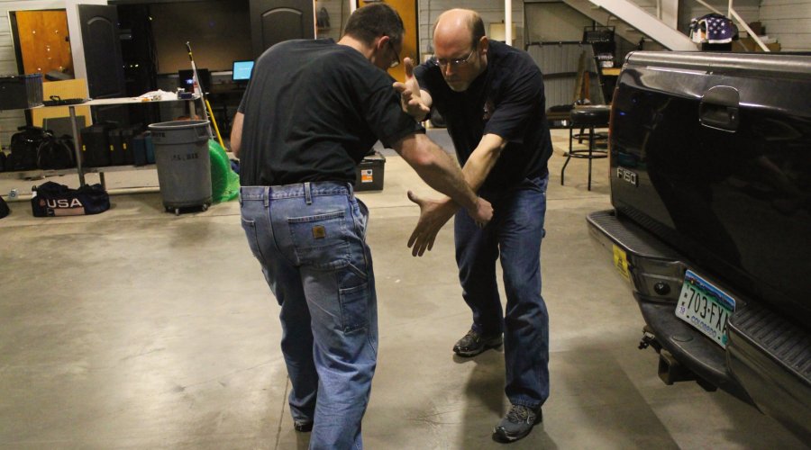 Self-defense and unarmed defense Part 11 - Knife defense: the "Split X" Knife defense with a "Split X" block