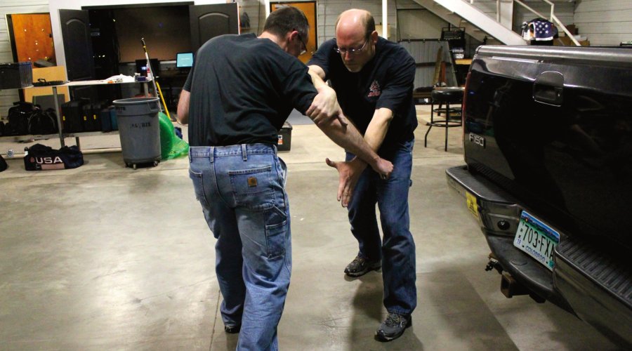 Knife defense with the "Split X": demonstration