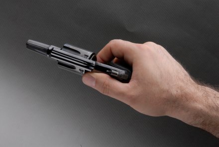 To handle a revolver To handle a revolver