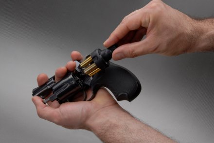 To handle a revolver To handle a revolver