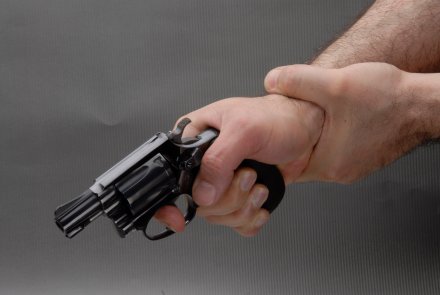 To handle a revolver To handle a revolver