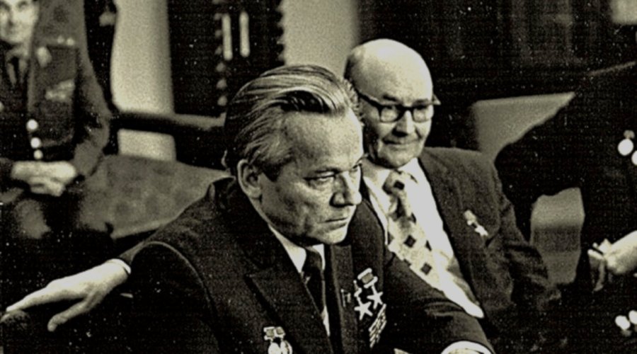 Mikhail Timofeevich Kalashnikov and Nikolaj Fedorovich Makarov