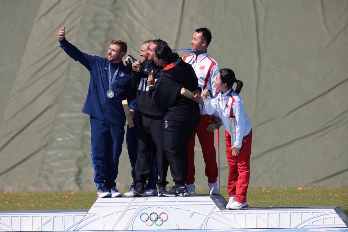 Skeet mixed selfies on the winner's podium