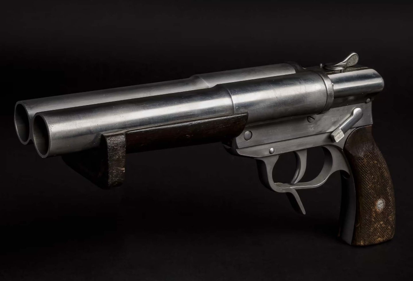 Online-only auction week at Hermann Historica: Most valued items German Navy double-barreled Walther SLd signal flare pistol