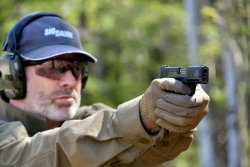Two Guns & Ammo awards for SIG Sauer SIG Sauer P365 Pistole beim Schießtest