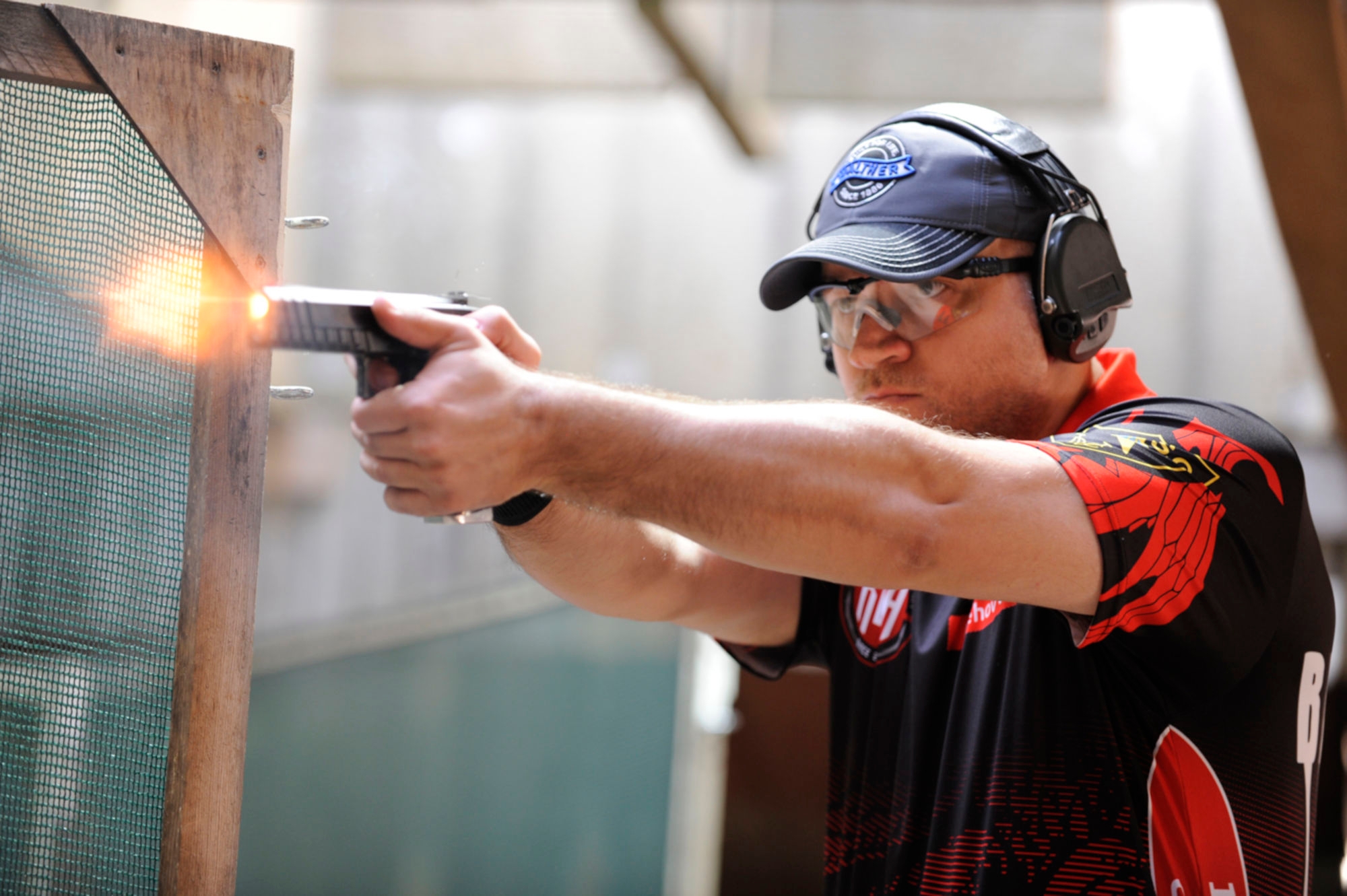 Практическая стрельба. IPSC стрельба. Стрельба IPSC пистолет. Практическая стрельба IPSC. Стрелок IPSC