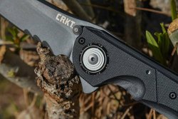 CRKT Seismic, an innovative knife The button of the Deadbolt Locking system