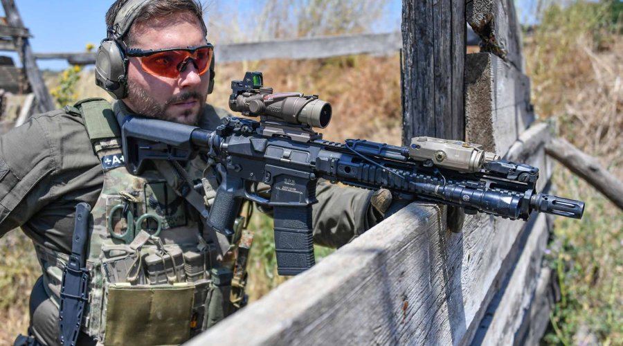 Extrema Ratio Nimbus knife mounted on the plate carrier
