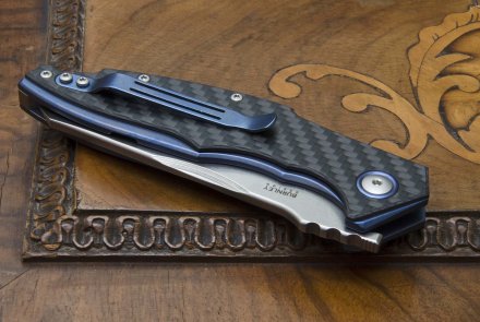 MKM Raut: ruggedness comes first MKM Raut with blue anodized titanium liners and carbon fiber scales