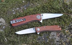 SOG Twitch knife SOG Twitch XL (left) and Twitch II. Both have stainless steel clip but only on the XL it is reversible