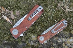 SOG Twitch SOG Twitch XL (left) and Twitch II. Both have stainless steel clip but only on the XL it is reversible