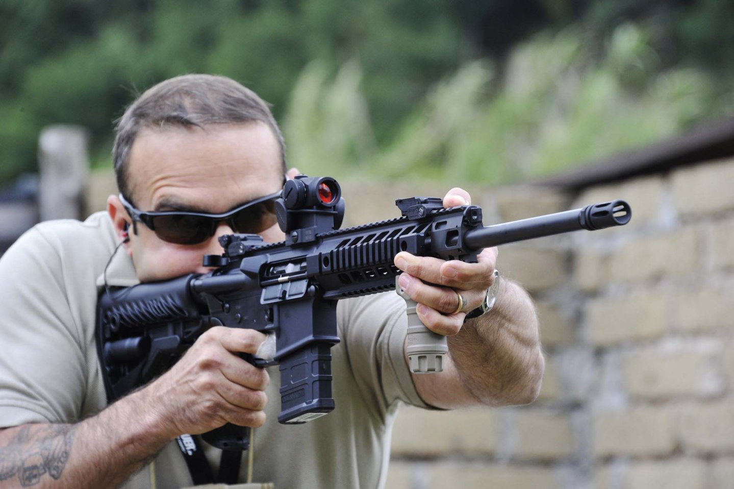 European Parliament improved Commission’s firearms proposal Shooter with carbine