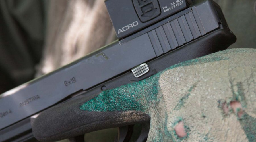 Aimpoint ACRO P-1 mini red dot sight mounted on a GLOCK G17 Gen4 in 9x19 mm