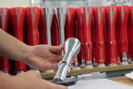 Visit to the riflescope manufacturer KAHLES Inspecting a tube