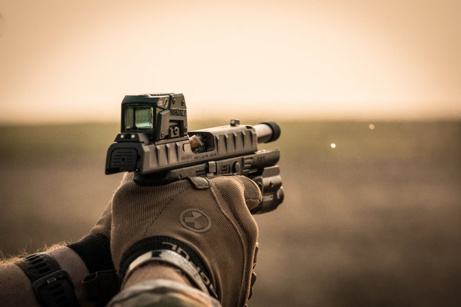 World premiere: Steiner MPS, the rugged red dot scope that withstands the rigors of everyday use in the field as well as in a competition The Steiner MPS, here mounted on a Beretta APX pistol