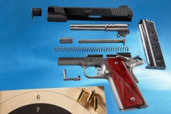 Test: two tone in 1911 style - the Kimber Custom II Two Tone Kimber Custom II Two Tone disassembled
