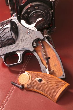 A piece of firearms history under test: the double-barrel Merz revolver with 20-round cylinder Merz revolver: a leaf spring under the walnut grip