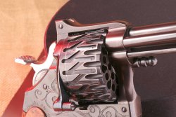 A piece of firearms history under test: the double-barrel Merz revolver with 20-round cylinder Merz revolver with 20-round cylinder: Zig-zag grooves in the cylinder
