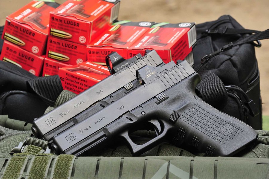 MOS, the GLOCK Modular Optic System: what it is and what pistol models are available A GLOCK 17 and a GLOCK 19 Gen4 in MOS configuration