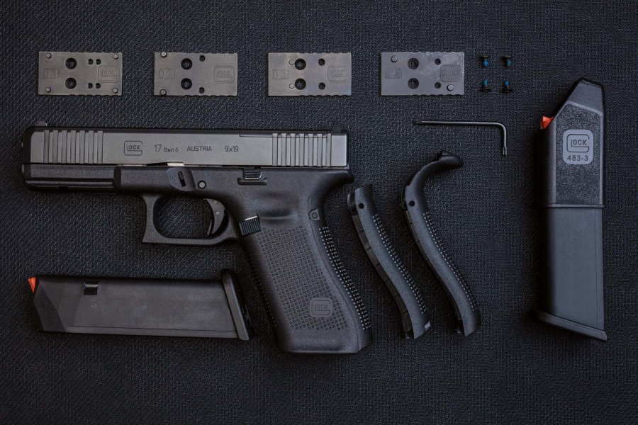 GLOCK presents the G17 Gen5 MOS pistol The new G17 Gen5 MOS with the 4 adapter plates for the mounting of mini spotlight sights, 2 gun magazines, alternative grips and the necessary tools.