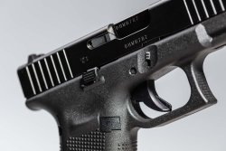 GLOCK präsentiert die brandneue Crossover-Pistole G45 Close-up of the right side slide catch lever of the GLOCK 45 pistol