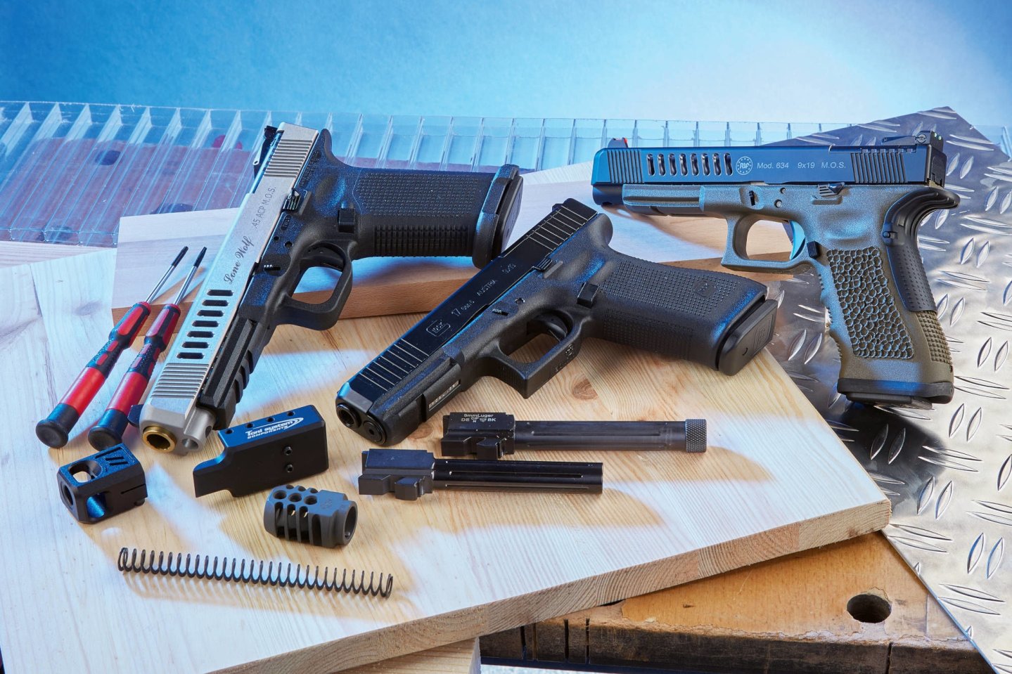 GLOCK tuning – Part 1: what does the aftermarket offer for the legendary polymer gun in 2021? Various tuned GLOCKs, as well as a selection of different tuning parts.