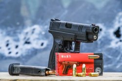On the shooting range with HS Produkt guns Pistola HS Produkt XDM con confezione di munizioni GECO
