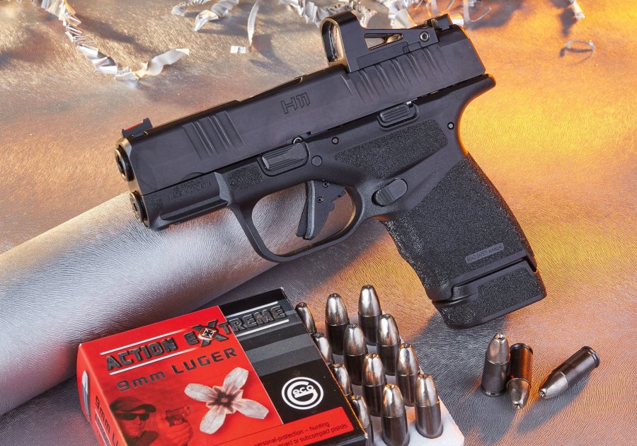 HS Produkt H11: the subcompact 9mm pistol tested on the shooting range HS Produkt's H11 with Shield reflex sight and long 13-round magazine.